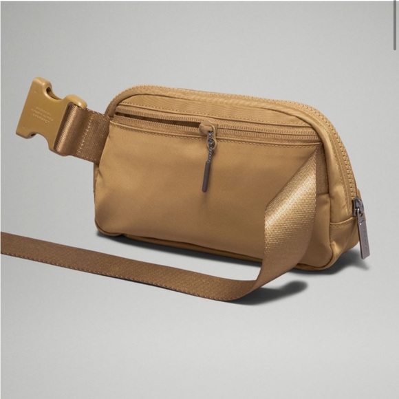 lululemon 3l belt bag Lululemon Fast Track Belt Bag (3L) - Black